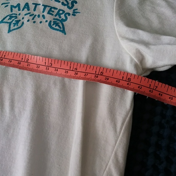 NWOT Kindness Matters T-shirt size xsmall - Picture 4 of 5